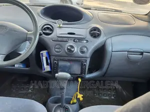 Photo - Toyota Vitz 2001 Gray