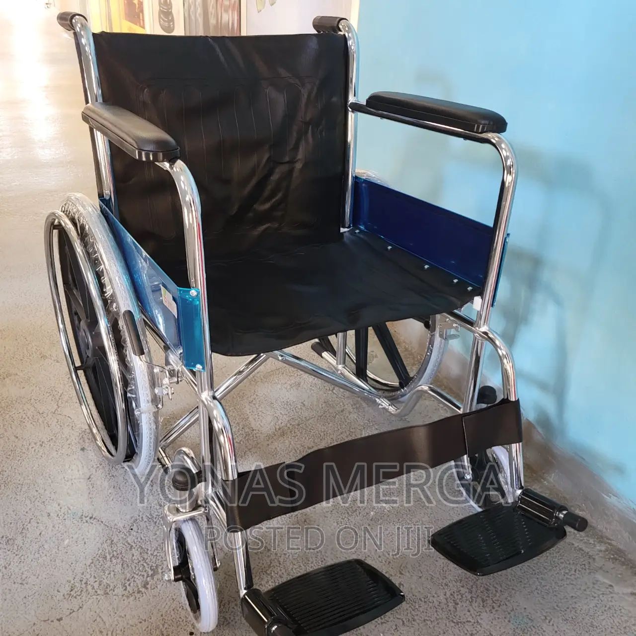 Careease:Foldable Lightweight Wheelchair for Patient Comfort