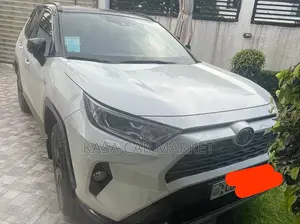 Photo - Toyota RAV4 2022 White