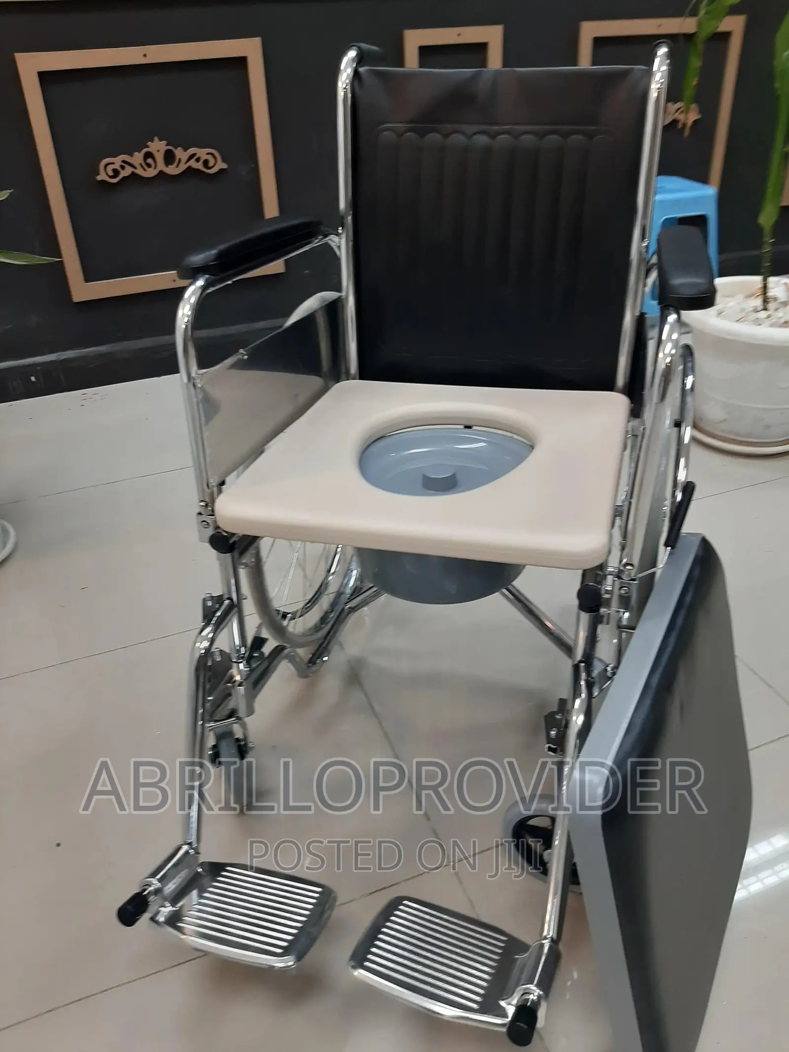 New Commode Wheelchair<Wheelchair>Wheelchair<Wheelchair>Whee