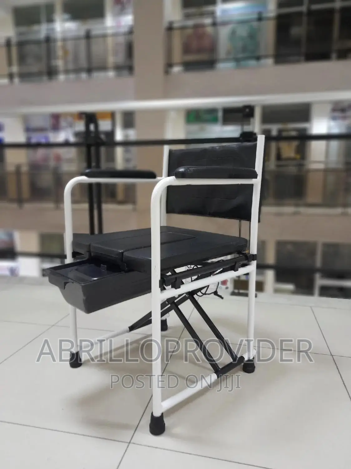 የሚታጠፍ እና የሚነቃቀል የሽንት ቤት መቀመጫ Commode Chair/Toilet Chair:Fold