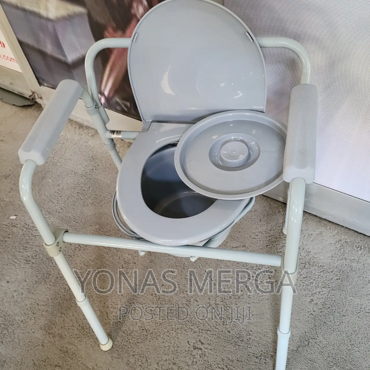 Space-Save Comfort:Foldable Height-Adjustable Commode Chair