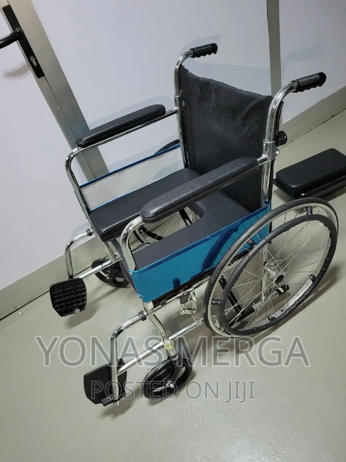 Used Comfortcurve:U-Shaped Toilet Wheelchair Accessibility