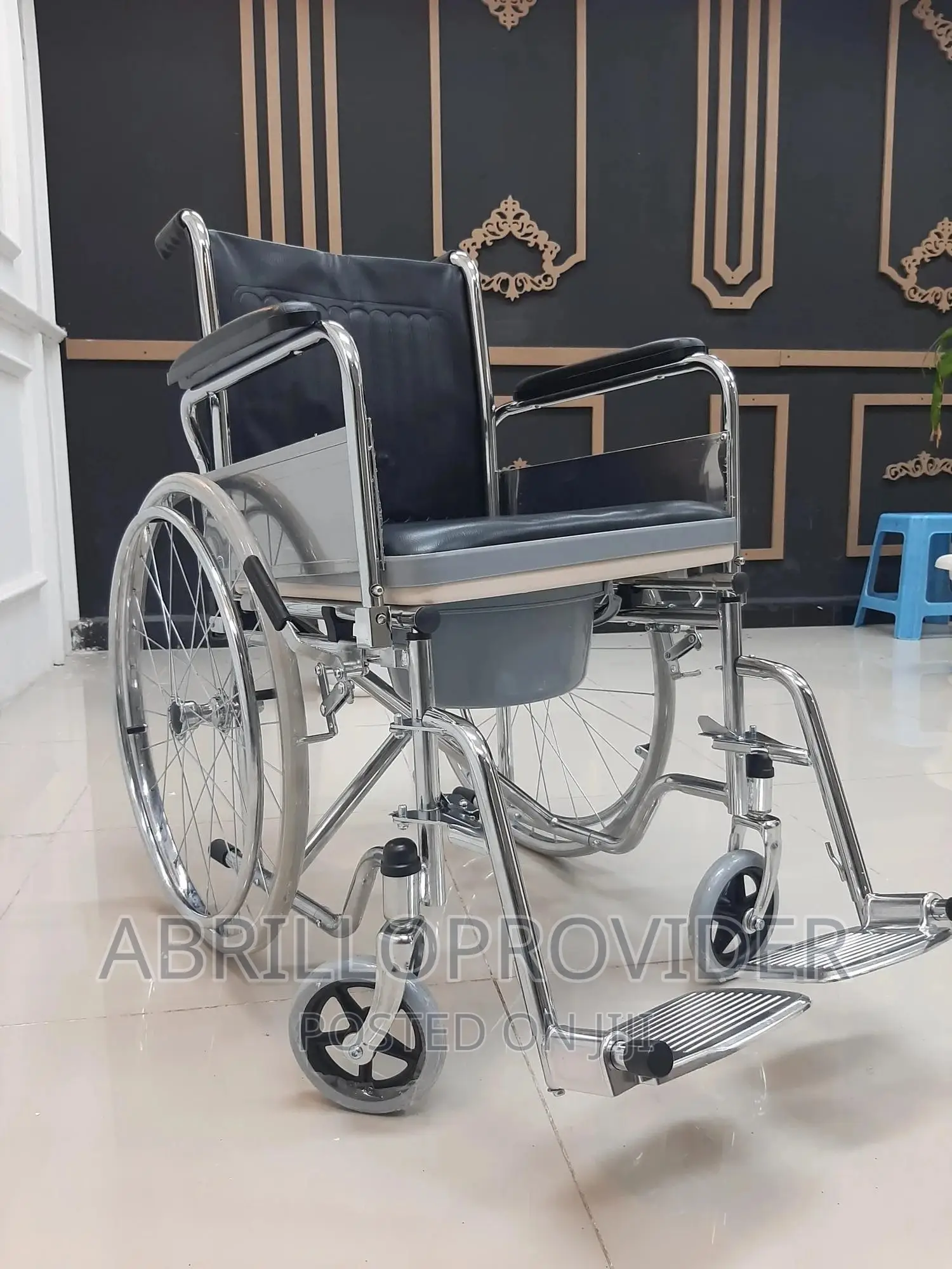 ከመጸዳጃ ቤት ቅርጽ ጋር Commode Wheelchair[Wheelchair]Wheelchair]