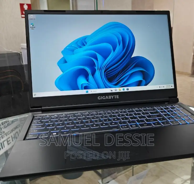New Laptop Gigabyte 16GB Intel Core I7 SSD 512GB