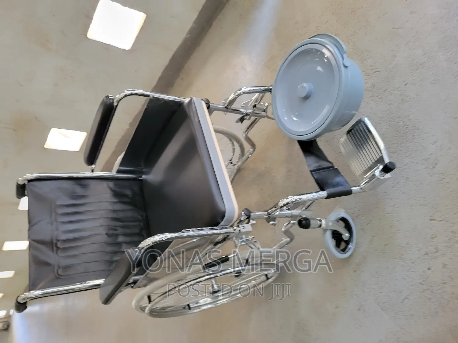 Commode Wheelchair_መፀዳጃ:አጠቃሎ:የያዘ_wheelchair/Wheelchair