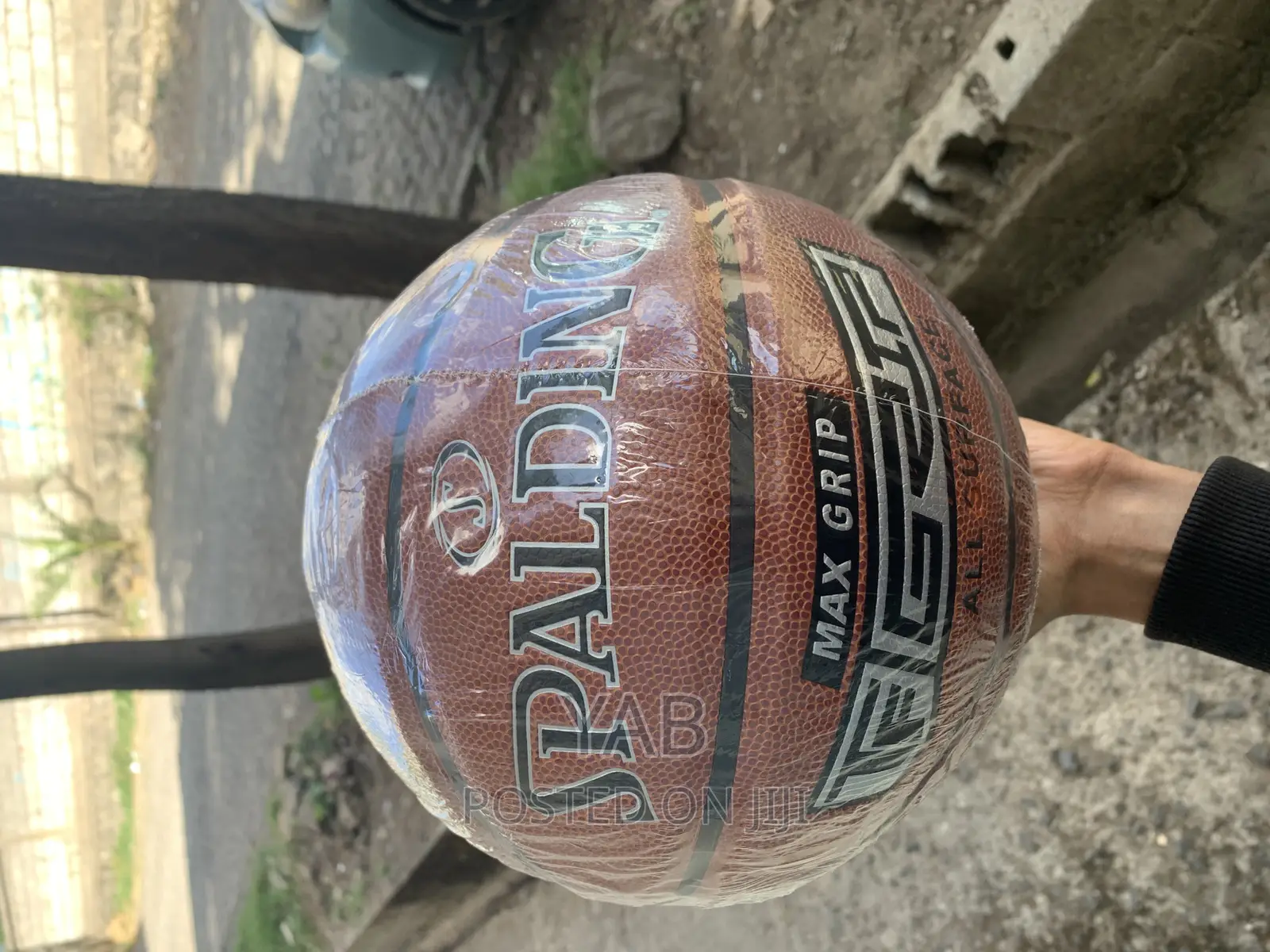 Spalding Max Grip