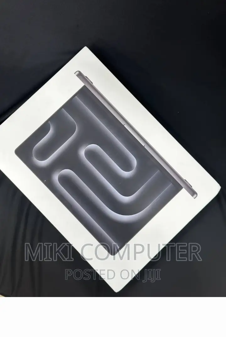 New Laptop Apple MacBook Pro 2023 M3 14-Inch 16GB Intel SSD 512GB