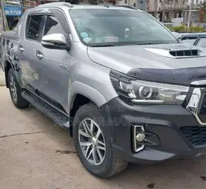 Photo - Toyota Hilux 2017 Silver