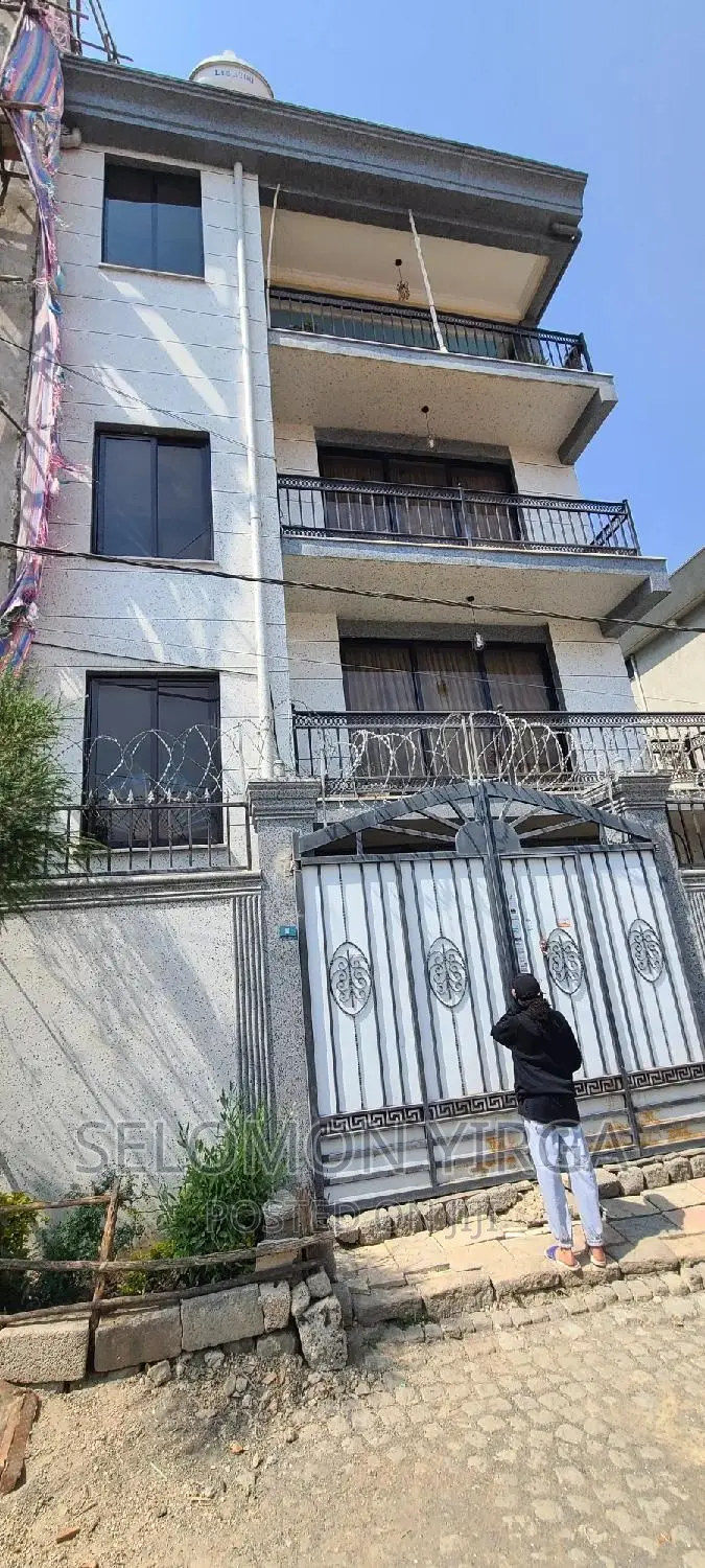 11bdrm House in Adis Abeba, Kolfe Keranio for sale