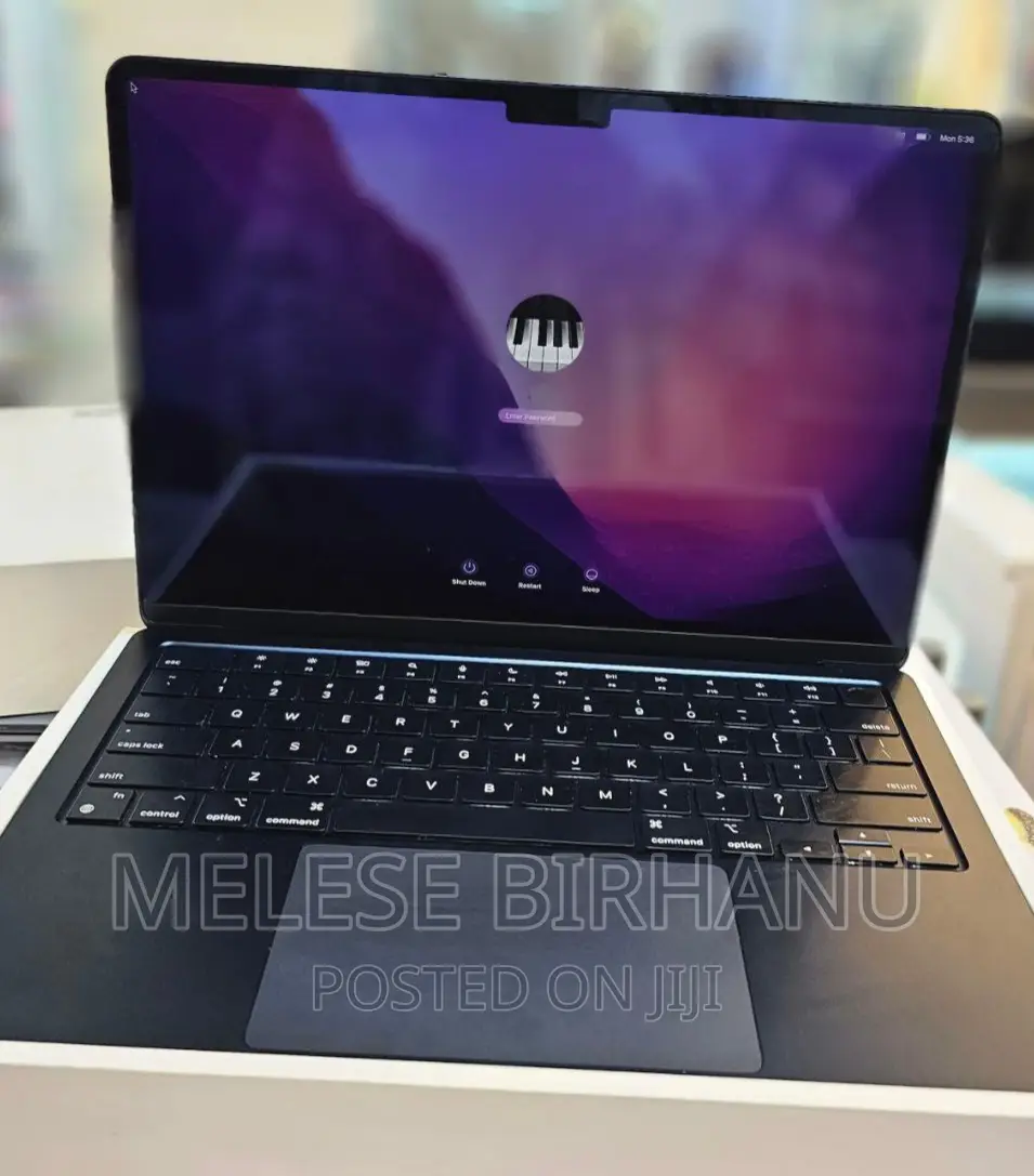 New Laptop Apple MacBook Air 2022 M2 8GB Intel Core i7 SSD 256GB