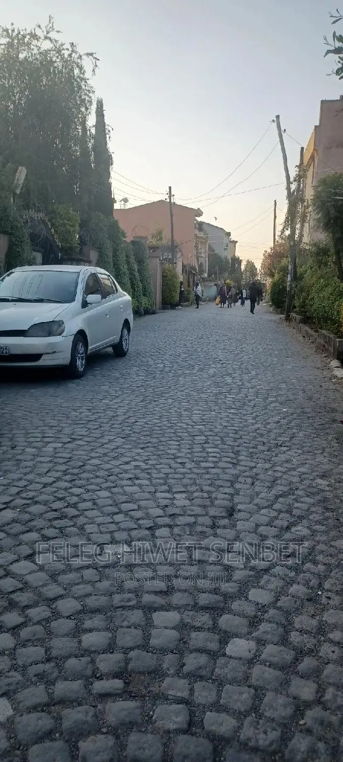 የሚሸጥ ቆንጆ የቦታ አቀማመጥ ያለው ቦታ