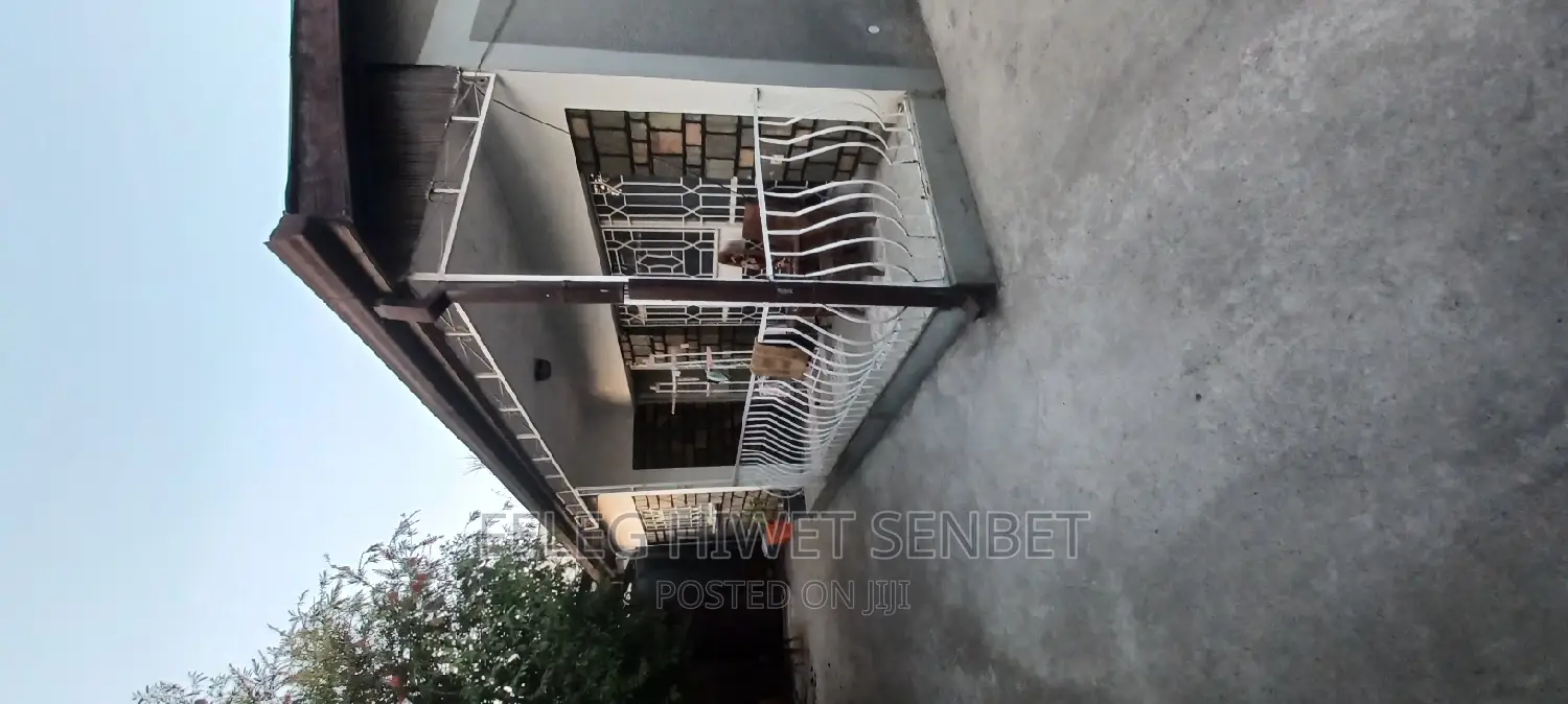 የሚሸጥ ሚያኖር የድሮ ቪላ ያለው ቦታ