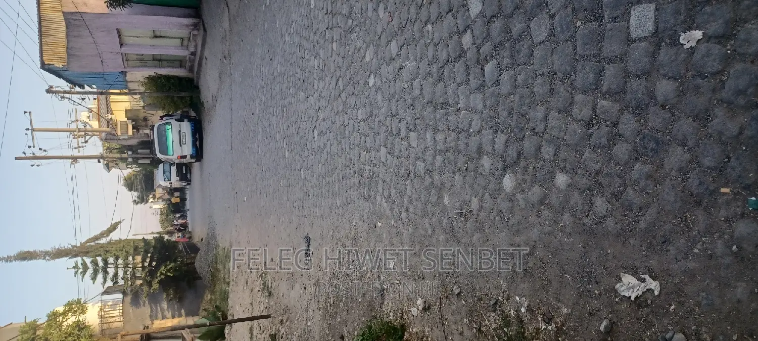 የሚሸጥ ሚያኖር የድሮ ቪላ ያለው ቦታ