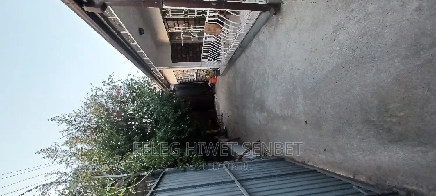 የሚሸጥ ሚያኖር የድሮ ቪላ ያለው ቦታ