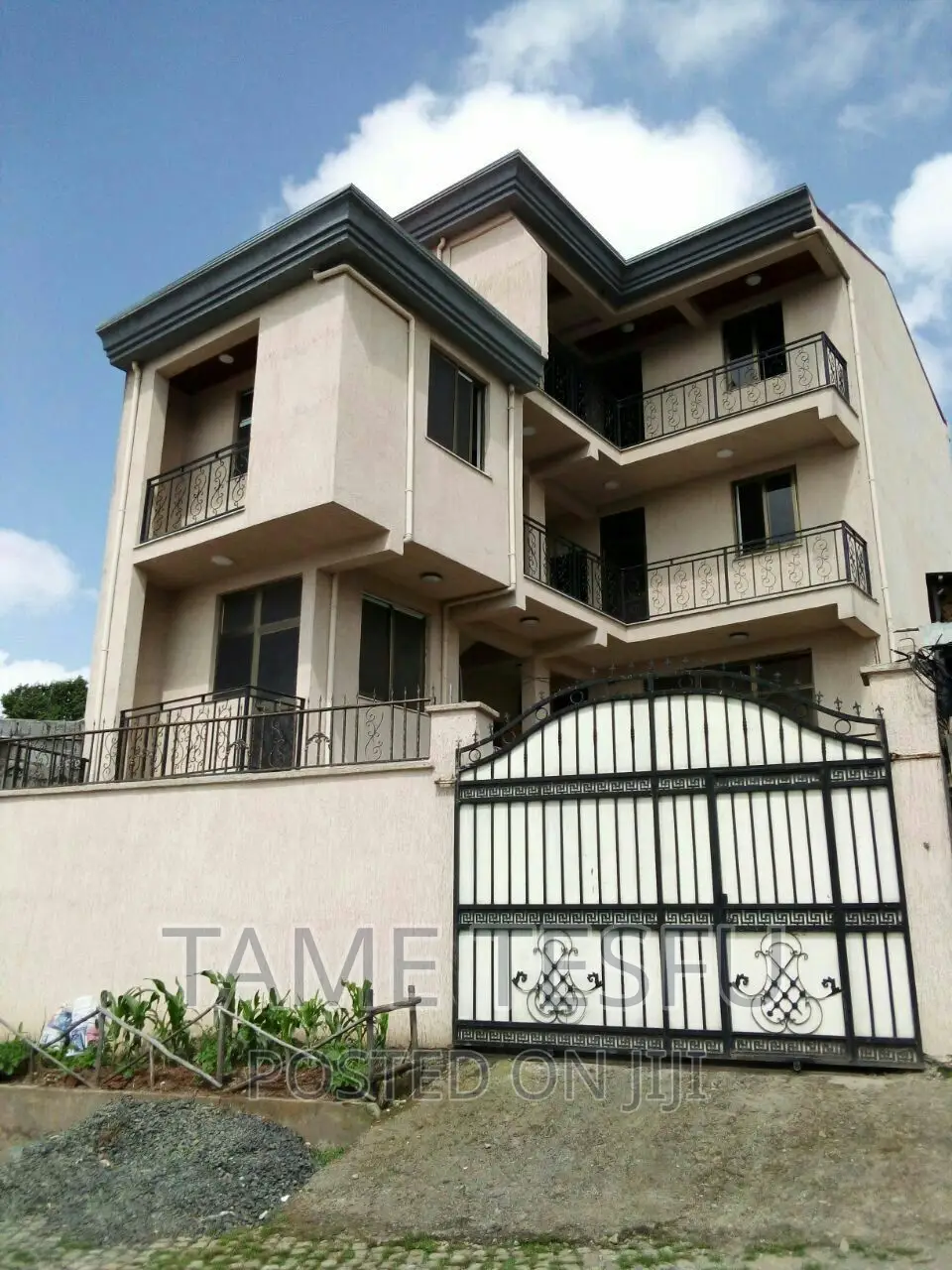 Furnished 6bdrm House in Yeka for sale