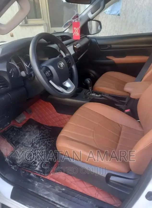 Toyota Hilux 2022 White