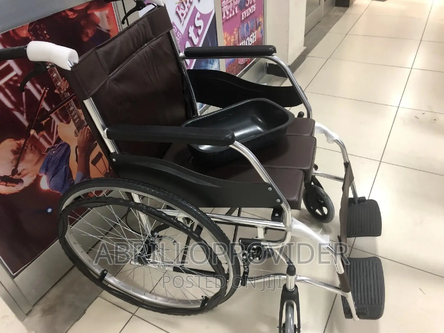 አዲስ የታሸገ ኮሞድ Wheelchair-Wheelchair=Wheelchair-Wheelchair