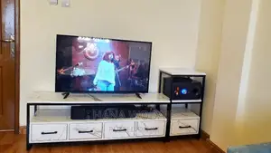 Photo - በብረት የሚሰሩ ዘመናዊ ቲቪ እስታንድ