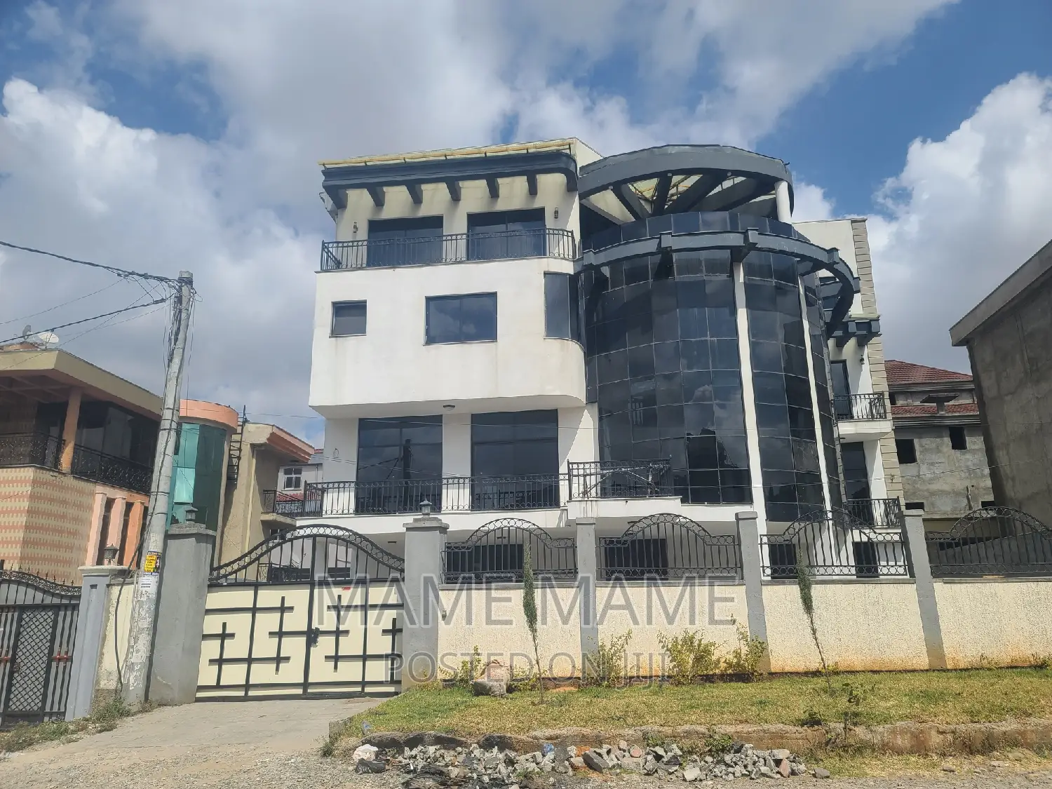 12bdrm House in Addis Abeba, Bole for rent