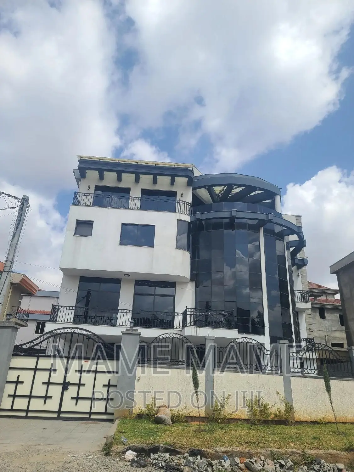 12bdrm House in Addis Abeba, Bole for rent
