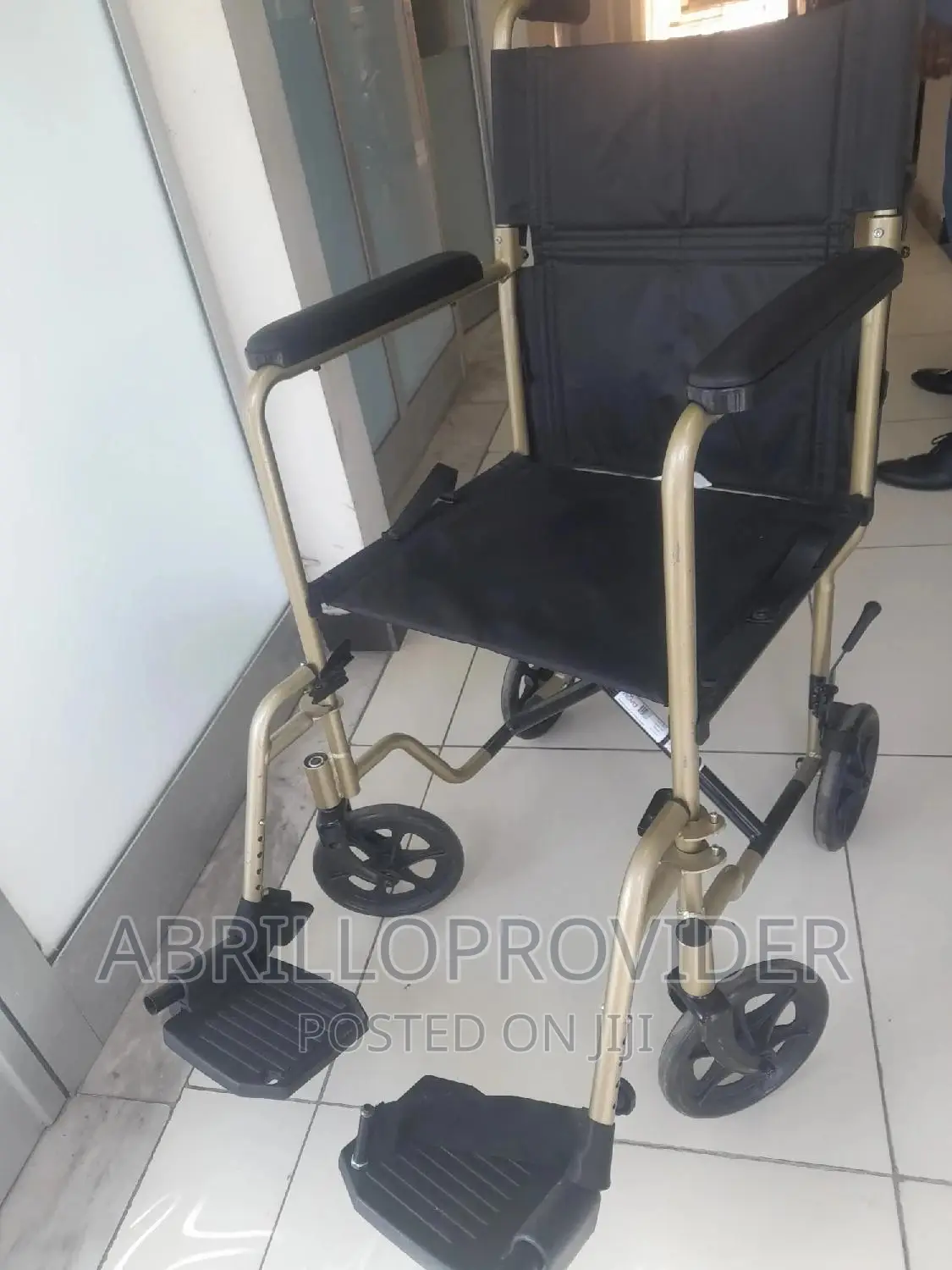 ትናንሽ ጎማ ያላቸው Wheelchair=Wheelchair~Wheelchair(Wheelchair=Whe