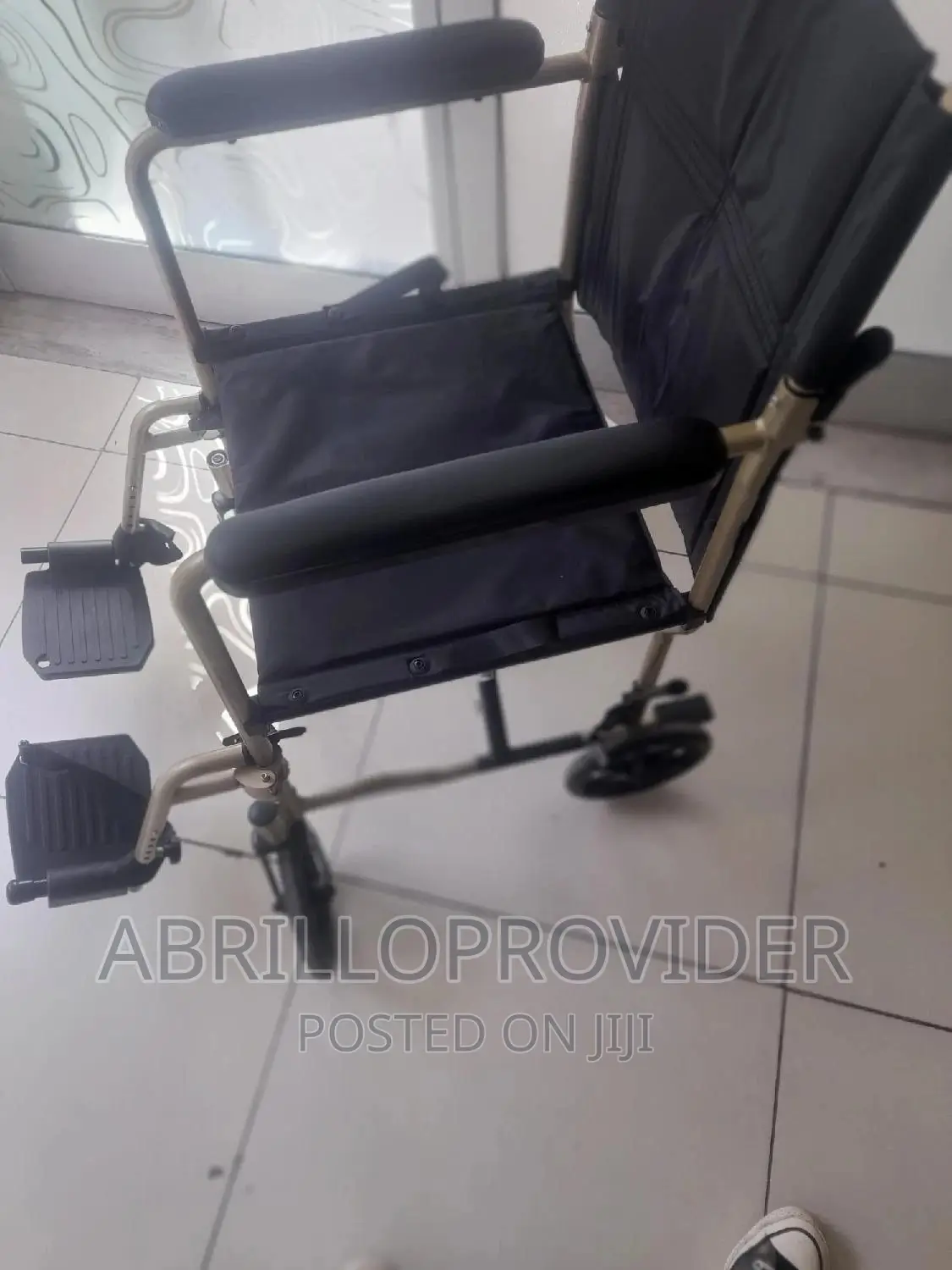 ትናንሽ ጎማ ያላቸው Wheelchair=Wheelchair~Wheelchair(Wheelchair=Whe