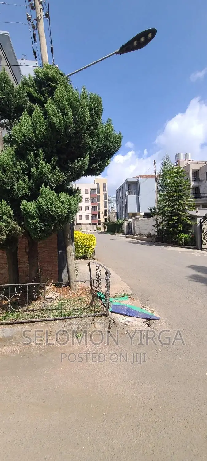 11bdrm House in Adis Ababa, Bole for sale