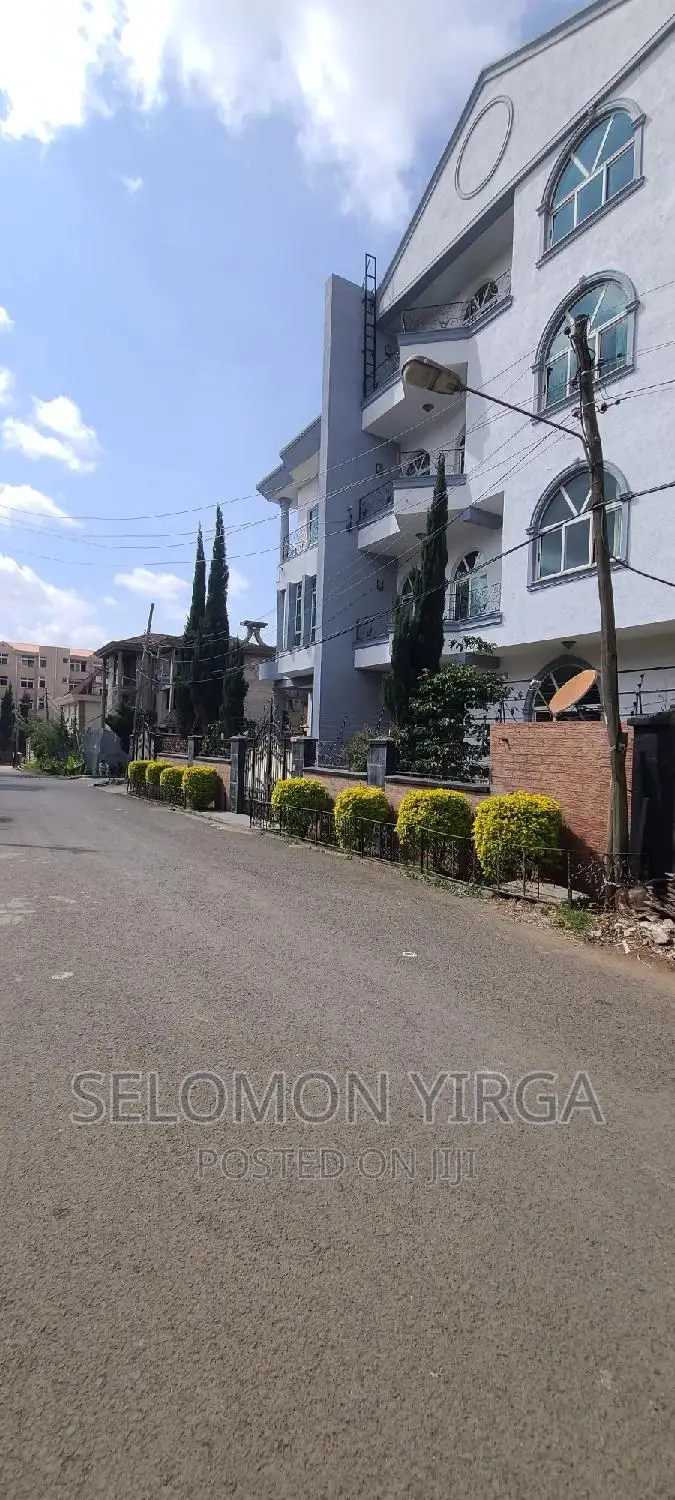 11bdrm House in Adis Ababa, Bole for sale