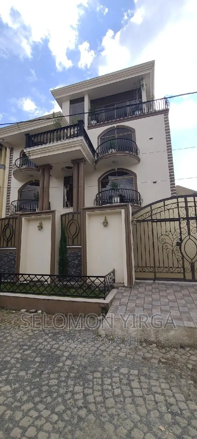 11bdrm House in Adis Ababa, Bole for sale