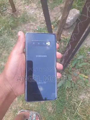 Photo - New Samsung Galaxy S10 128 GB Black