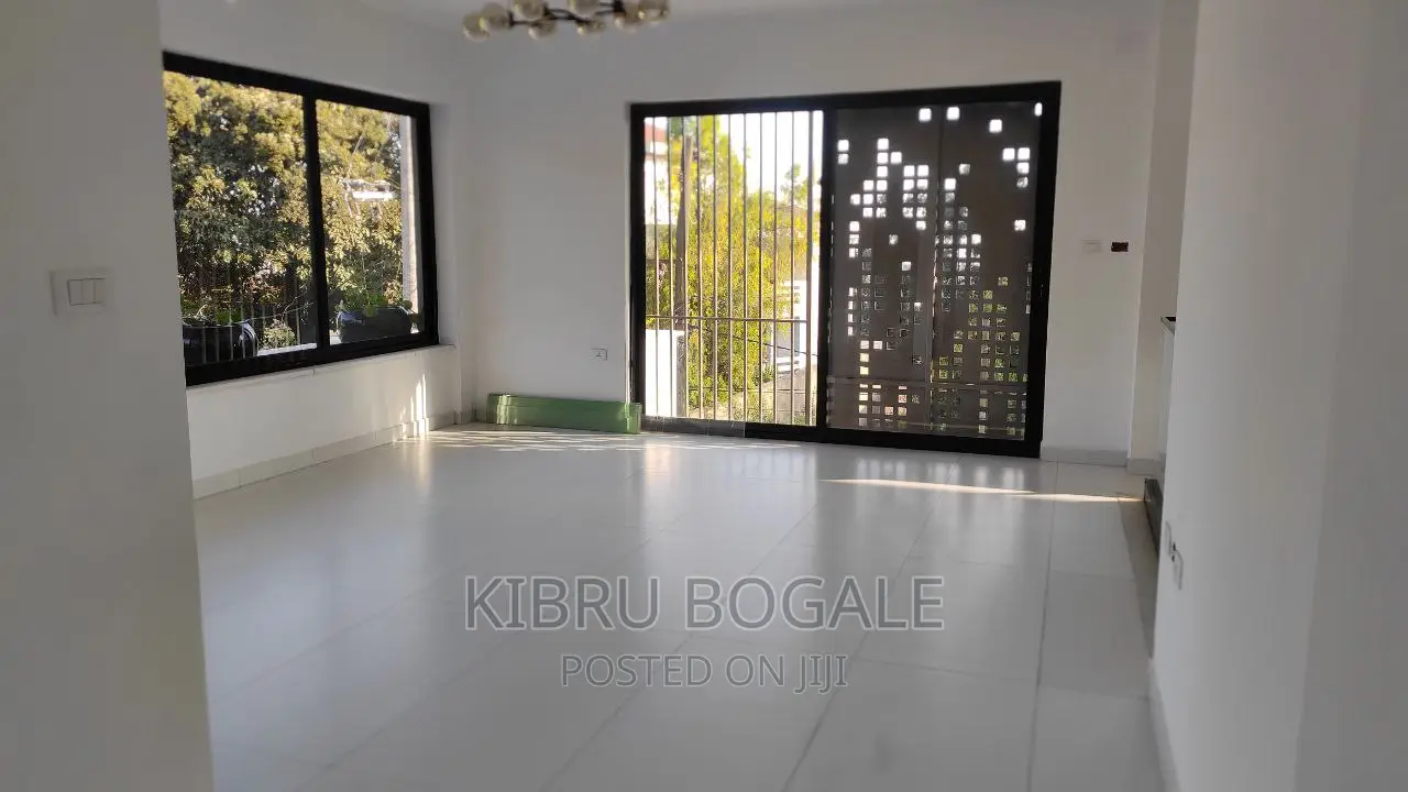 8bdrm House in Magenagna Vew, Bole for sale