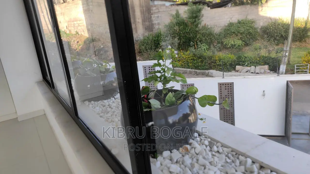 8bdrm House in Magenagna Vew, Bole for sale