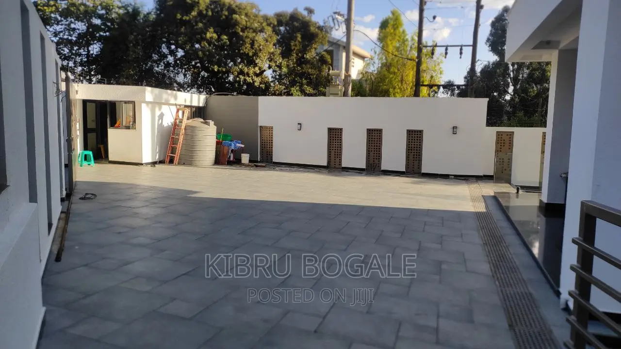 8bdrm House in Magenagna Vew, Bole for sale