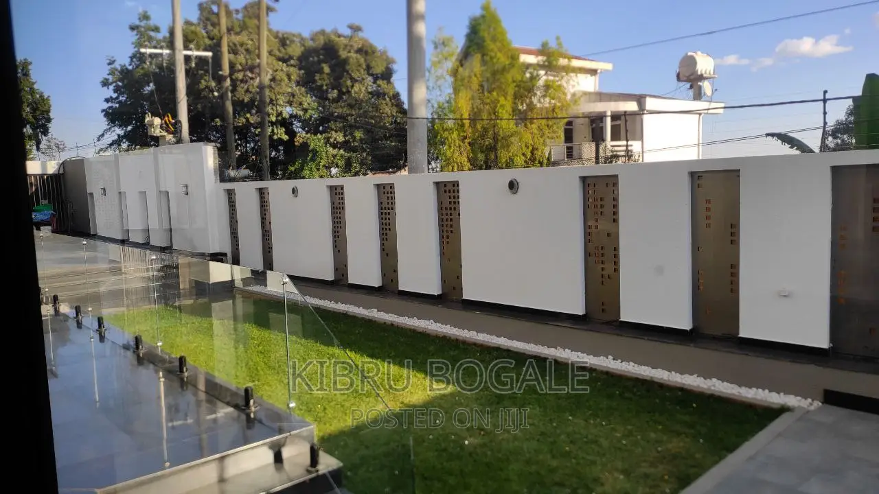 8bdrm House in Magenagna Vew, Bole for sale