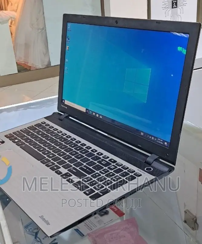 New Laptop Toshiba 4GB AMD A8 HDD 500GB