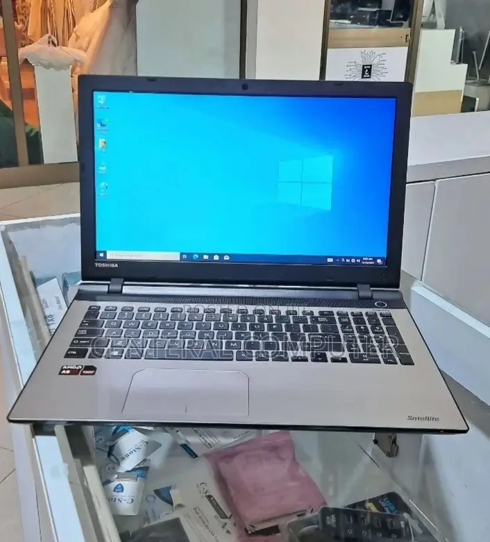 New Laptop Toshiba Satellite C850 4GB AMD A8 HDD 500GB