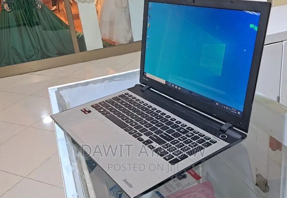 New Laptop Toshiba 4GB AMD A8 HDD 500GB