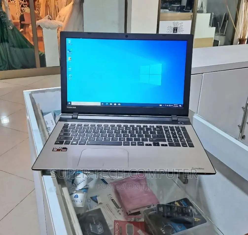 New Laptop Toshiba Satellite C850 4GB AMD A8 HDD 500GB