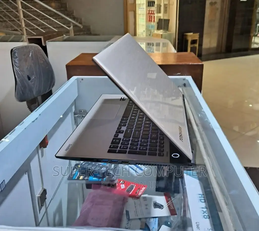 New Laptop Toshiba Satellite C850 4GB AMD A8 HDD 500GB