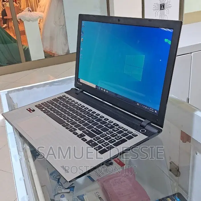 Laptop Toshiba Satellite C55 4GB AMD A8 HDD 500GB