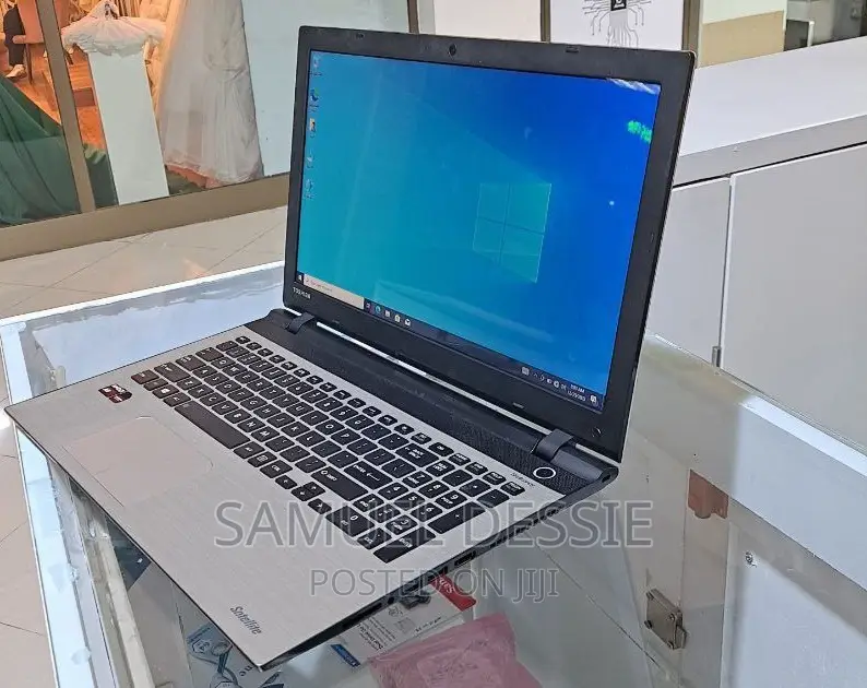 Laptop Toshiba Satellite C55 4GB AMD A8 HDD 500GB