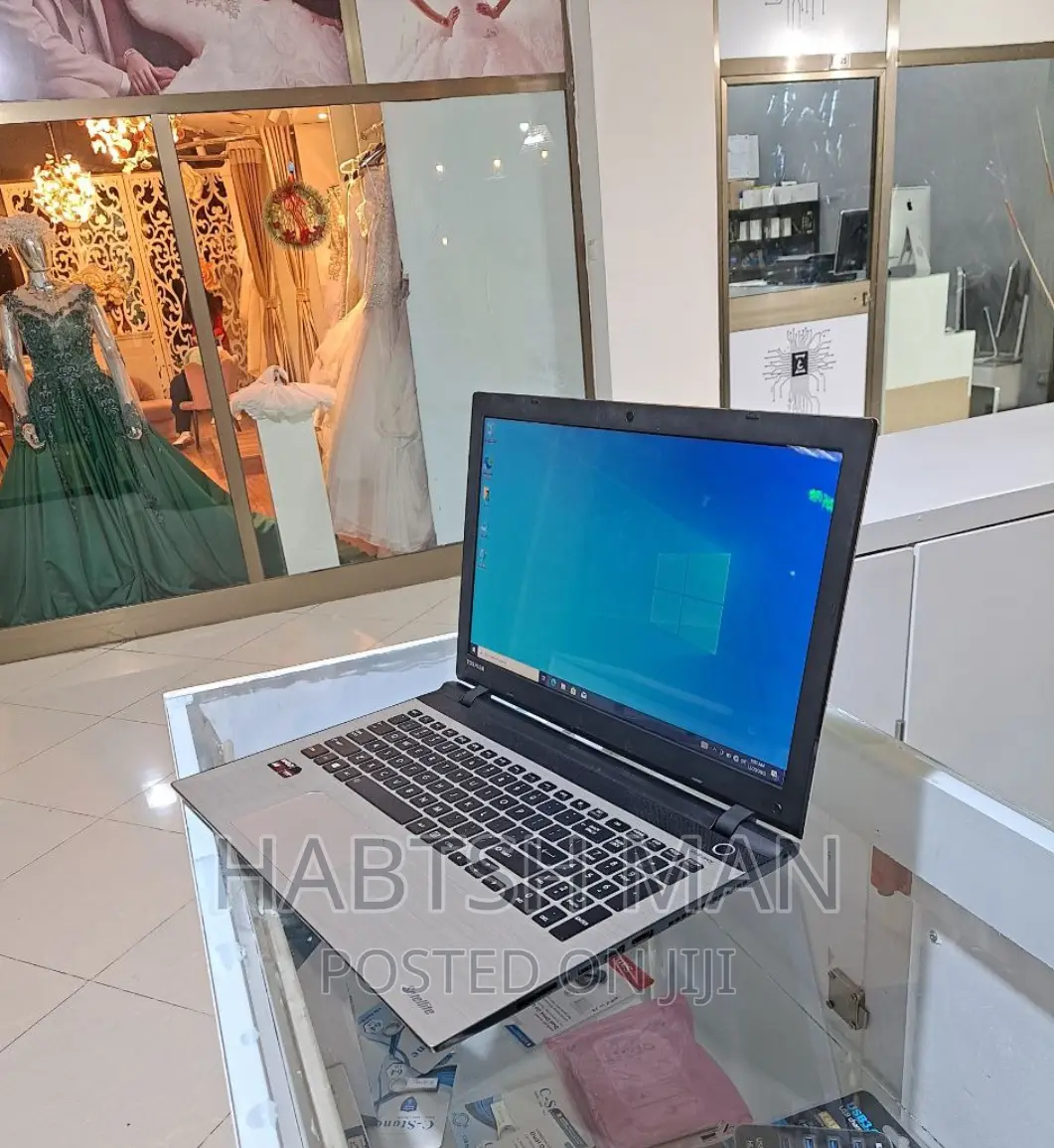 Laptop Toshiba Satellite C55 4GB AMD A8 HDD 500GB