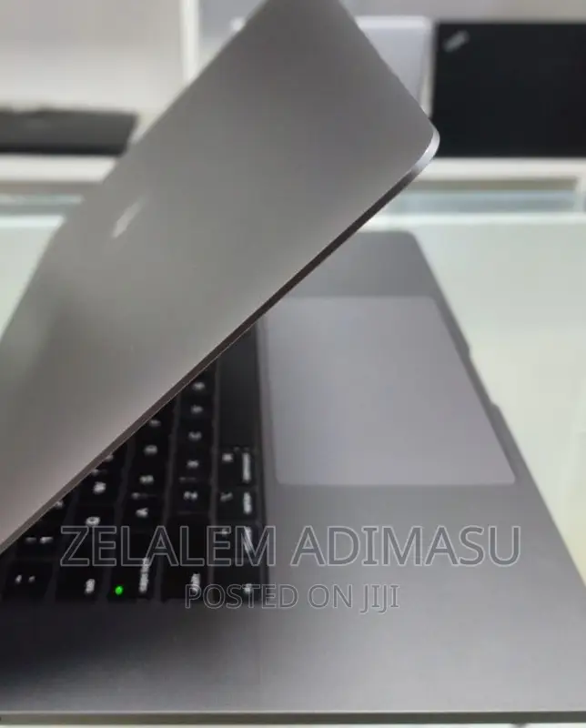 New Laptop Apple MacBook Pro 2017 16GB Intel Core I7 SSD 256GB