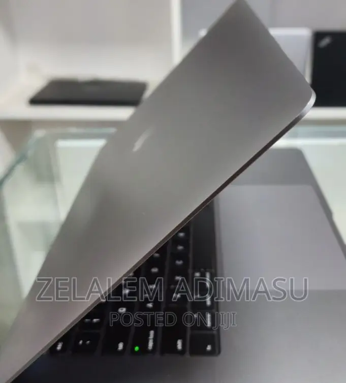 New Laptop Apple MacBook Pro 2017 16GB Intel Core I7 SSD 256GB