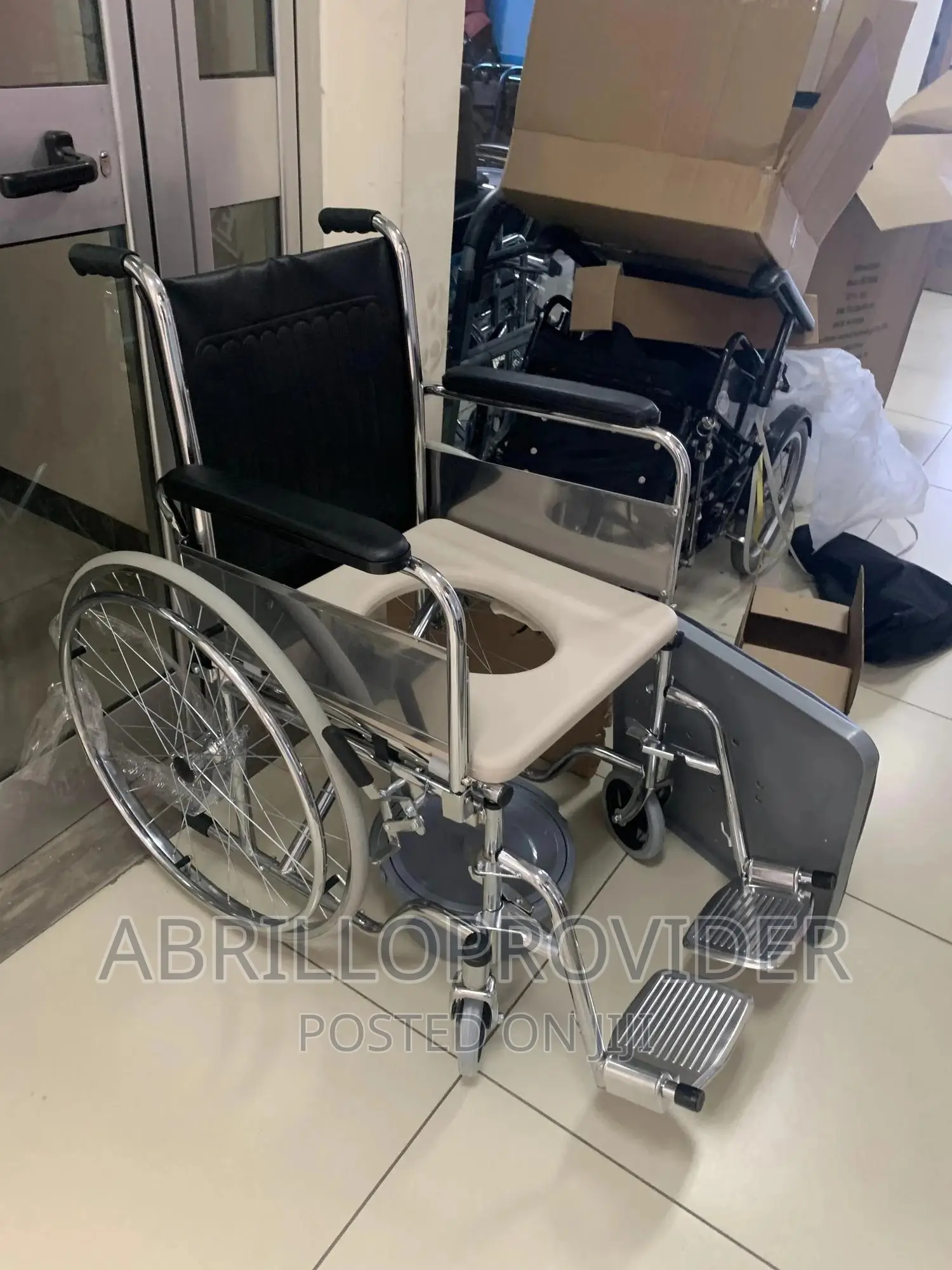 ፖፖ ያላቸው እና ሾወር መውሰጃ የተገጠመለት Commode ~Wheelchair ~Wheelchair