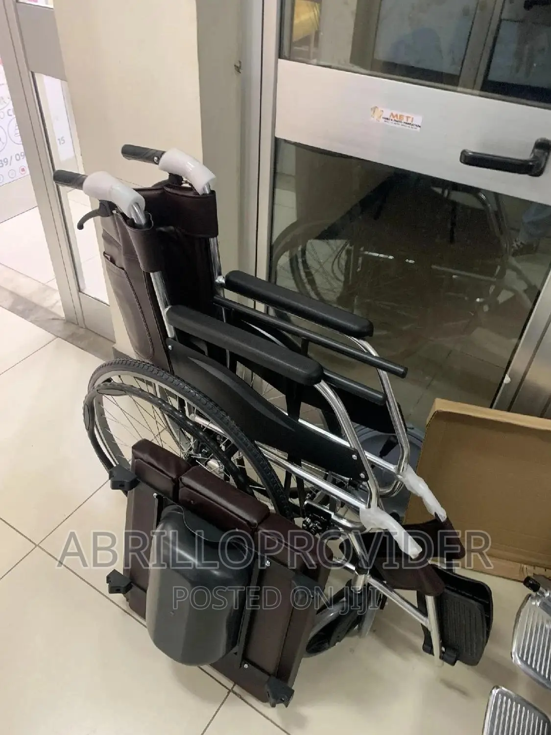 Commode Wheelchair=Wheelchair=Wheelchairፖፖ ያላቸው እና ሾወር መውሰጃ