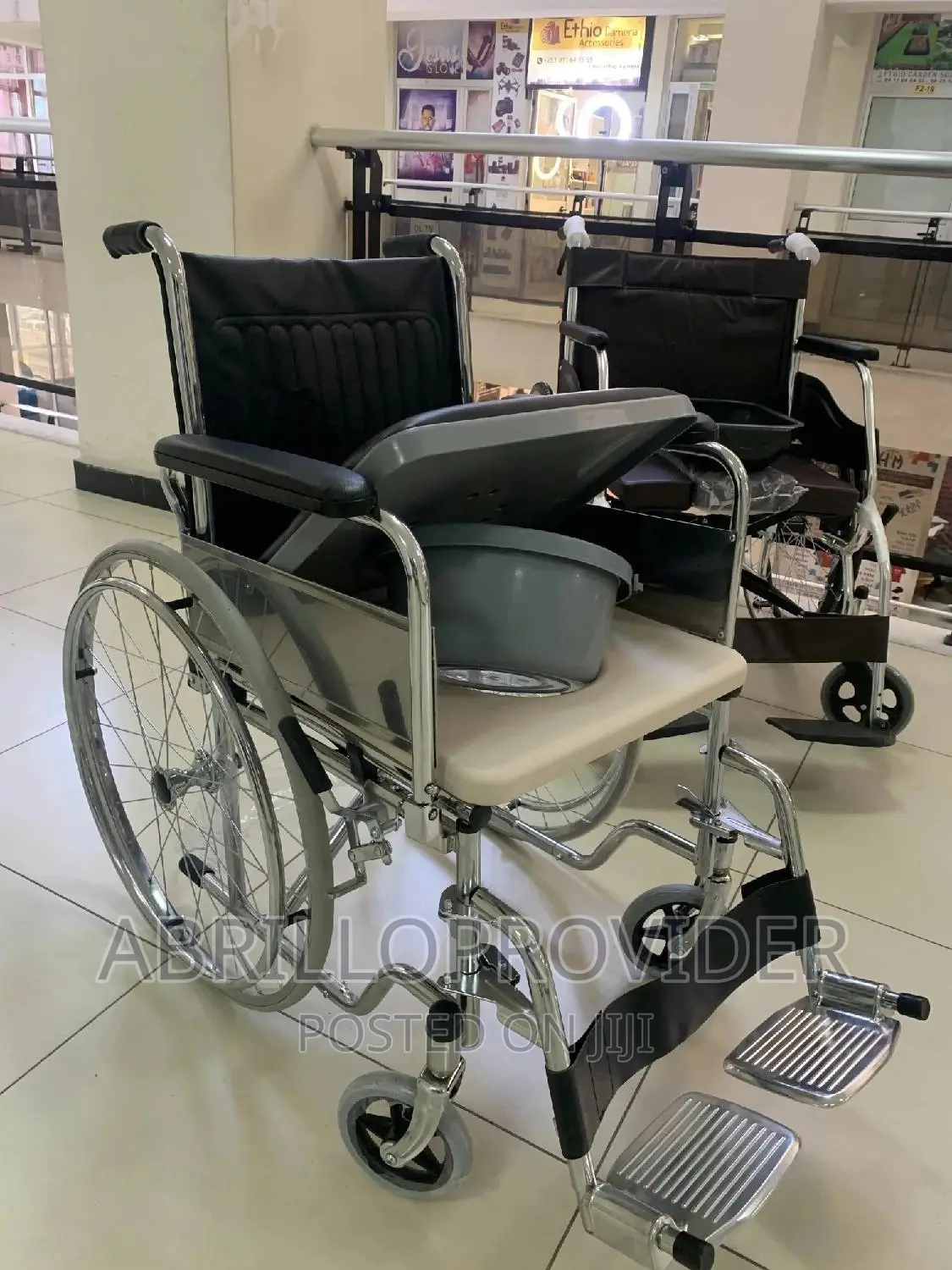 ሻወር ምወሰጃ ያለው ዌልቸር Commode Wheelchair=Wheelchair=Wheelchair=