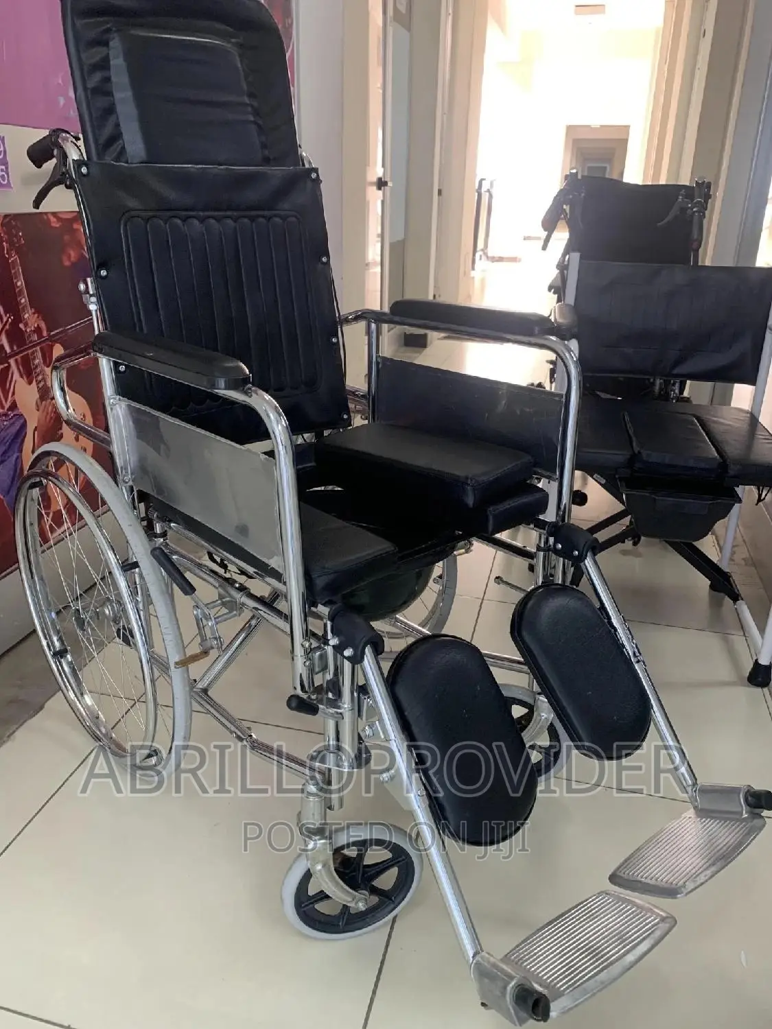 የሚነቀል እና የሚዘርጋ Reclining 'Commode Wheelchair=Wheelchair Used