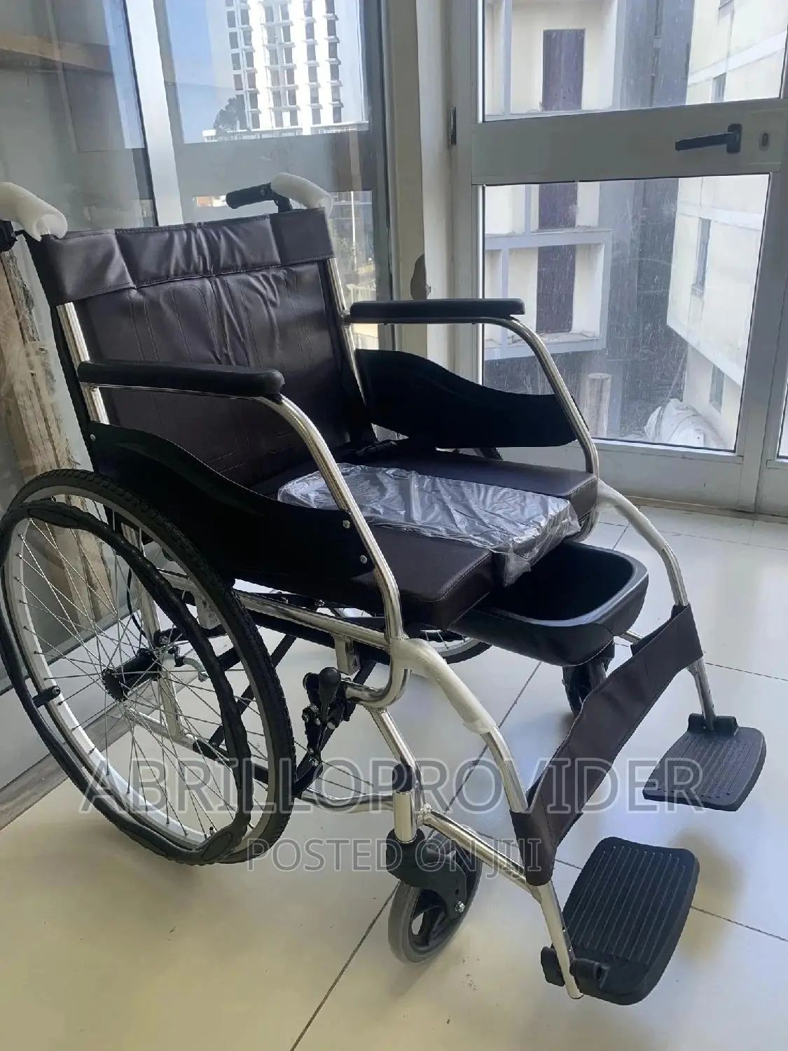 ጥራታቸውን የጠበቁ ተሽከርካሪ Commode Wheelchair%Wheelchair%Wheelchair